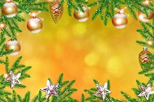 árbol de navidad decorado con juguetes brillantes. tarjeta. foto