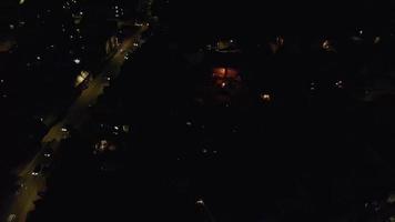 prachtige nachtelijke luchtfoto van de britse stad, hoge hoek drone's beelden van luton stad van engeland uk video