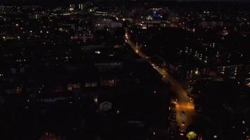 bela vista aérea noturna da cidade britânica, imagens do drone de alto ângulo da cidade de luton da inglaterra, reino unido