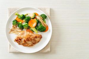 Filete de pollo a la plancha con verdura foto