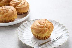 pasteles soes de vainilla, sus vla, una masa choux tradicional francesa rellena de crema pastelera. foto