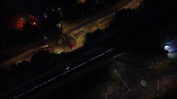 mooiste luchtfotobeelden vanuit een hoge hoek van de trein die nadert naar het treinstation van Londen Luton van Engeland, VK video
