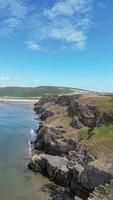 imagens de drones sobre a costa galesa video