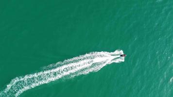 vista aérea de barcos rápidos, de corrida e esportivos no oceano, imagens de alto ângulo da praia de bournemouth, cidade da inglaterra, reino unido video