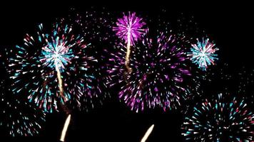 Feuerwerksfeierschleife nahtlos von echtem Feuerwerkshintergrund. Feuerwerk am Nachthimmel, buntes Feuerwerk in 4k-Auflösung für das neue Jahr. Super Feuerwerk, 4k Feuerwerk am Nachthimmel, echtes Feuerwerk