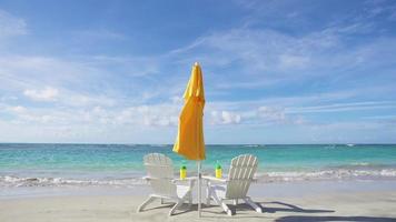 sillas de playa y sombrilla en la playa del mar