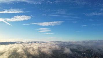 imágenes de drones con un cielo dramático de 360 grados y nubes coloridas que se mueven rápidamente al atardecer sobre londres luton gran bretaña video