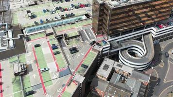 imagens aéreas de alto ângulo do centro da cidade britânica de luton inglaterra uk, imagens de visão do drone tiradas da estação ferroviária central da cidade de luton na Grã-Bretanha. video