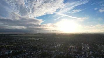 Drohnenaufnahmen mit dramatischem 360-Grad-Himmel und sich schnell bewegenden bunten Wolken bei Sonnenuntergang über London Luton, Großbritannien video