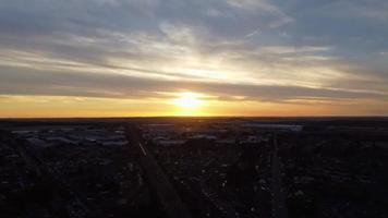 belles couleurs du ciel et des nuages sur la ville britannique d'angleterre uk video