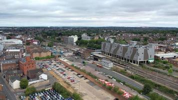images aériennes à grand angle du centre-ville britannique de luton angleterre royaume-uni, images de vue de drone prises depuis la gare centrale de la ville de luton en grande-bretagne. video