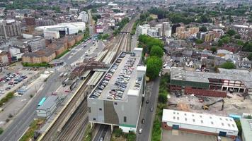 imágenes aéreas de alto ángulo de las vías del tren en la estación central de la ciudad de luton de inglaterra reino unido video