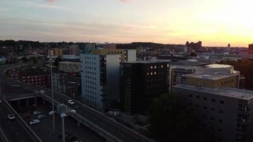 Magnífica vista aérea de la ciudad de Luton en Inglaterra, Reino Unido al atardecer, imágenes de alto ángulo de nubes coloridas tomadas por drones video