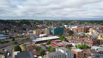 Hochwinkel-Luftaufnahmen des britischen Stadtzentrums von Luton, England, Großbritannien, Aufnahmen aus der Drohnenansicht vom Hauptbahnhof der Stadt Luton in Großbritannien.