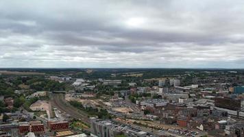 images aériennes à grand angle du centre-ville britannique de luton angleterre royaume-uni, images de vue de drone prises depuis la gare centrale de la ville de luton en grande-bretagne. video