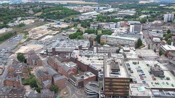 högvinklade flygbilder från brittiska stadskärnan i luton, England, Storbritannien, bilder från drönarens vy tagna från centralstationen i storbritanniens stad luton. video