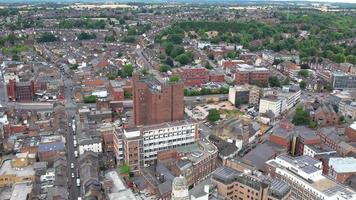 images aériennes à grand angle du centre-ville britannique de luton angleterre royaume-uni, images de vue de drone prises depuis la gare centrale de la ville de luton en grande-bretagne. video