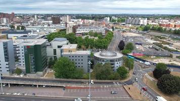 imagens aéreas de alto ângulo do centro da cidade britânica de luton inglaterra uk, imagens de visão do drone tiradas da estação ferroviária central da cidade de luton na Grã-Bretanha.