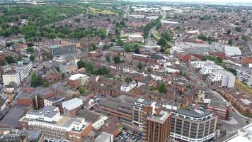Hochwinkel-Luftaufnahmen des britischen Stadtzentrums von Luton, England, Großbritannien, Aufnahmen aus der Drohnenansicht vom Hauptbahnhof der Stadt Luton in Großbritannien. video