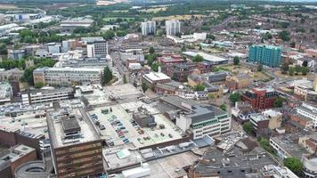 högvinklade flygbilder från brittiska stadskärnan i luton, England, Storbritannien, bilder från drönarens vy tagna från centralstationen i storbritanniens stad luton. video