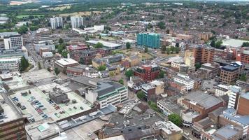 Hochwinkel-Luftaufnahmen des britischen Stadtzentrums von Luton, England, Großbritannien, Aufnahmen aus der Drohnenansicht vom Hauptbahnhof der Stadt Luton in Großbritannien. video