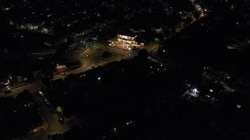 Schöne Hochwinkelaufnahmen von Sonnenuntergang bei Nacht in der britischen Stadt Luton in England, Luftaufnahmen von beleuchteten Straßen, Verkehr und Wohnhäusern video