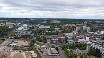imágenes aéreas de ángulo alto del centro de la ciudad británica de luton inglaterra reino unido, imágenes de vista de drones tomadas desde la estación central de trenes de la ciudad de luton de gran bretaña. video