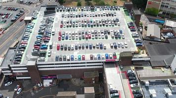 Hochwinkel-Luftaufnahmen des britischen Stadtzentrums von Luton, England, Großbritannien, Aufnahmen aus der Drohnenansicht vom Hauptbahnhof der Stadt Luton in Großbritannien.