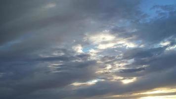 beaux nuages en mouvement à 360 degrés sur la ville britannique d'angleterre au coucher du soleil video