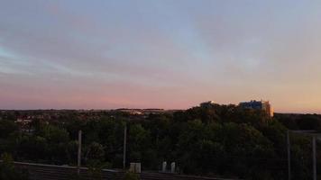 bellas imágenes en ángulo alto de la vista nocturna de la puesta de sol en la ciudad británica de luton, ciudad de inglaterra, imágenes aéreas de carreteras iluminadas, tráfico y casas residenciales video