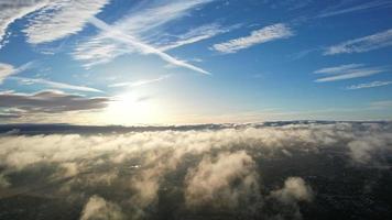 imágenes de drones con un cielo dramático de 360 grados y nubes coloridas que se mueven rápidamente al atardecer sobre londres luton gran bretaña video