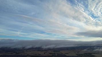 imágenes de drones con un cielo dramático de 360 grados y nubes coloridas que se mueven rápidamente al atardecer sobre londres luton gran bretaña video