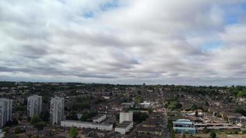 Hochwinkel-Luftaufnahmen des britischen Stadtzentrums von Luton, England, Großbritannien, Aufnahmen aus der Drohnenansicht vom Hauptbahnhof der Stadt Luton in Großbritannien. video