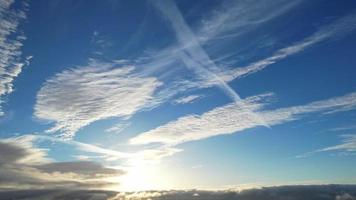 Drohnenaufnahmen mit dramatischem 360-Grad-Himmel und sich schnell bewegenden bunten Wolken bei Sonnenuntergang über London Luton, Großbritannien video