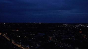 belle riprese ad alto angolo della vista notturna del tramonto nella città britannica di Luton, città dell'Inghilterra, riprese aeree di strade illuminate, traffico e case residenziali video