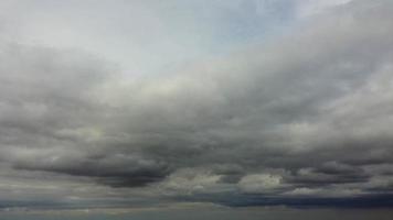 belas cores do céu e nuvens sobre a cidade britânica da inglaterra reino unido video