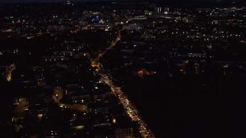 belle vue aérienne de nuit de la ville britannique, images de drone à angle élevé de la ville de luton en angleterre royaume-uni video