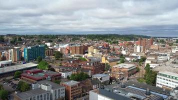 riprese aeree ad alto angolo del centro cittadino britannico di luton, inghilterra, regno unito, riprese di drone riprese dalla stazione ferroviaria centrale della città di luton, in gran bretagna. video