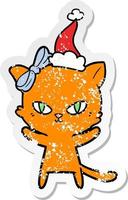 Linda caricatura de pegatina angustiada de un gato con gorro de Papá Noel vector