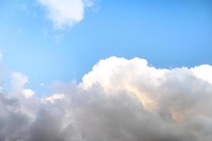 resumen y fondo de una larga nube blanca matutina con luz solar que esconde un asunto secundario dentro. con cielo azul. foto