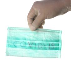 hand toont medische gezichtsmaskers voor covid-19-virusbescherming op een transparant png-bestand als achtergrond png