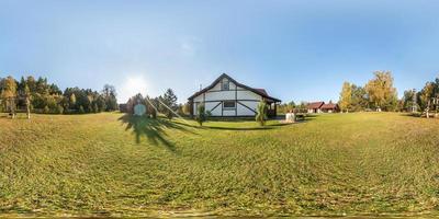 Panorama de vista de ángulo de 360 grados sin fisuras fuera de casa de pueblo de madera de vacaciones en un día soleado por la noche en proyección esférica equirectangular. para realidad virtual vr ar. foto