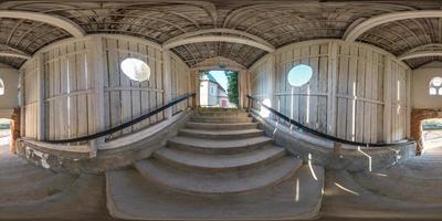 panorama esférico completo sin costuras vista de ángulo de 360 grados en túnel de madera con escalera de hormigón en proyección equirectangular, contenido de realidad virtual listo vr ar foto