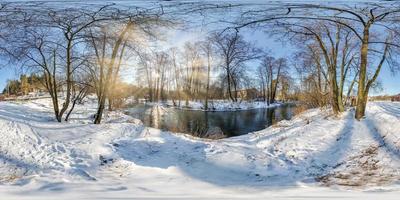 Panorama esférico completo sin costuras Vista en ángulo de 360 grados cerca del río estrecho y rápido en una tarde soleada de invierno. Panorámica 360 en proyección equirrectangular. vr ar contenido de realidad virtual foto