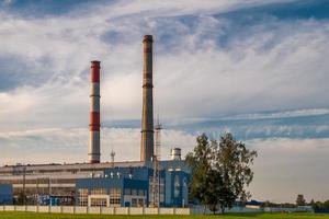 tuberías de una planta de empresa química. concepto de contaminación del aire. paisaje industrial contaminación ambiental residuos de central térmica foto