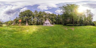 panorama esférico completo sin costuras 360 por 180 ángulo de visión cerca de wigwam en el pueblo indio en el bosque en proyección equirectangular, skybox vr contenido de realidad virtual foto