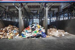 recolección separada de basura y clasificación de residuos en la planta de procesamiento de tratamiento. reciclaje separado y almacenamiento de basura para su posterior eliminación. negocio de clasificación y procesamiento de basura. foto