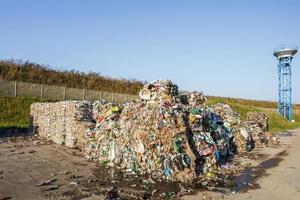 balas de plástico en la planta de procesamiento de residuos. recolección de basura por separado. reciclaje y almacenamiento de residuos para su posterior eliminación. negocio de clasificación y tratamiento de residuos. foto