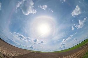 halo en un día soleado en el campo. gran angular foto