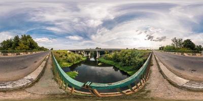 panorama esférico completo sin fisuras 360 por 180 ángulo de visión cerca de un gran puente que cruza el río en proyección equirectangular, skybox vr contenido de realidad virtual foto